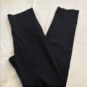 V-Shred- Black Leggings with Streamlined Silhouette